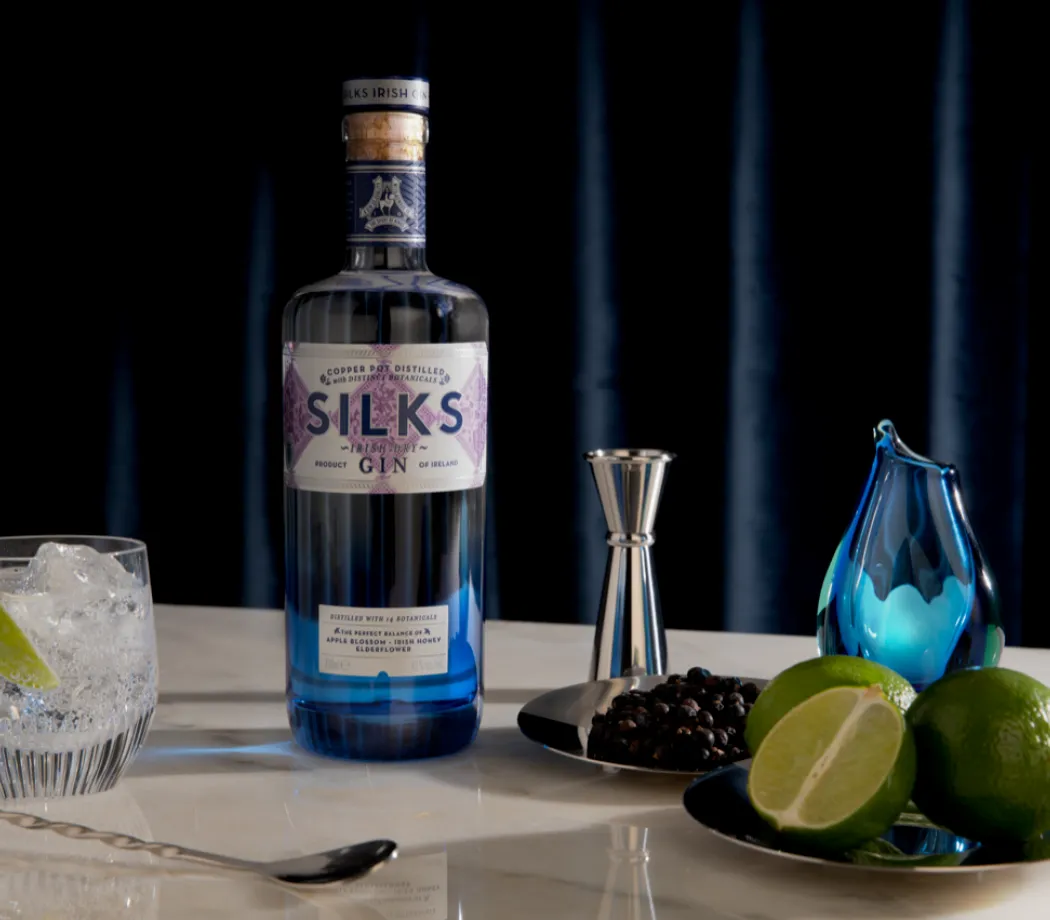 silks gin tabletop glass limes